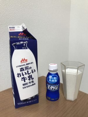 牛乳パックとコップに入った牛乳と飲むヨーグルト