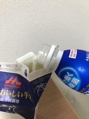 牛乳パックに飲むヨーグルトを注ぐ