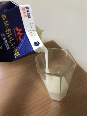 ヨーグルトメーカーで作った飲むヨーグルトをコップに注ぐ