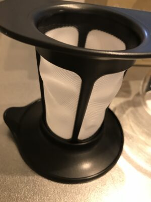 フタの上に茶こしがのります