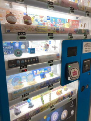 駅改札内に設置されているガチャガチャの自販機